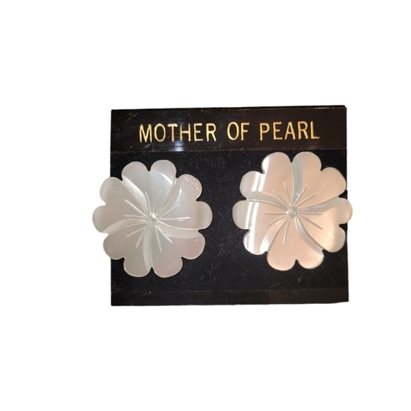 Mother of Pearl Floral Design Earrings 28 mm dimensions White NWT - Picture 1 of 2